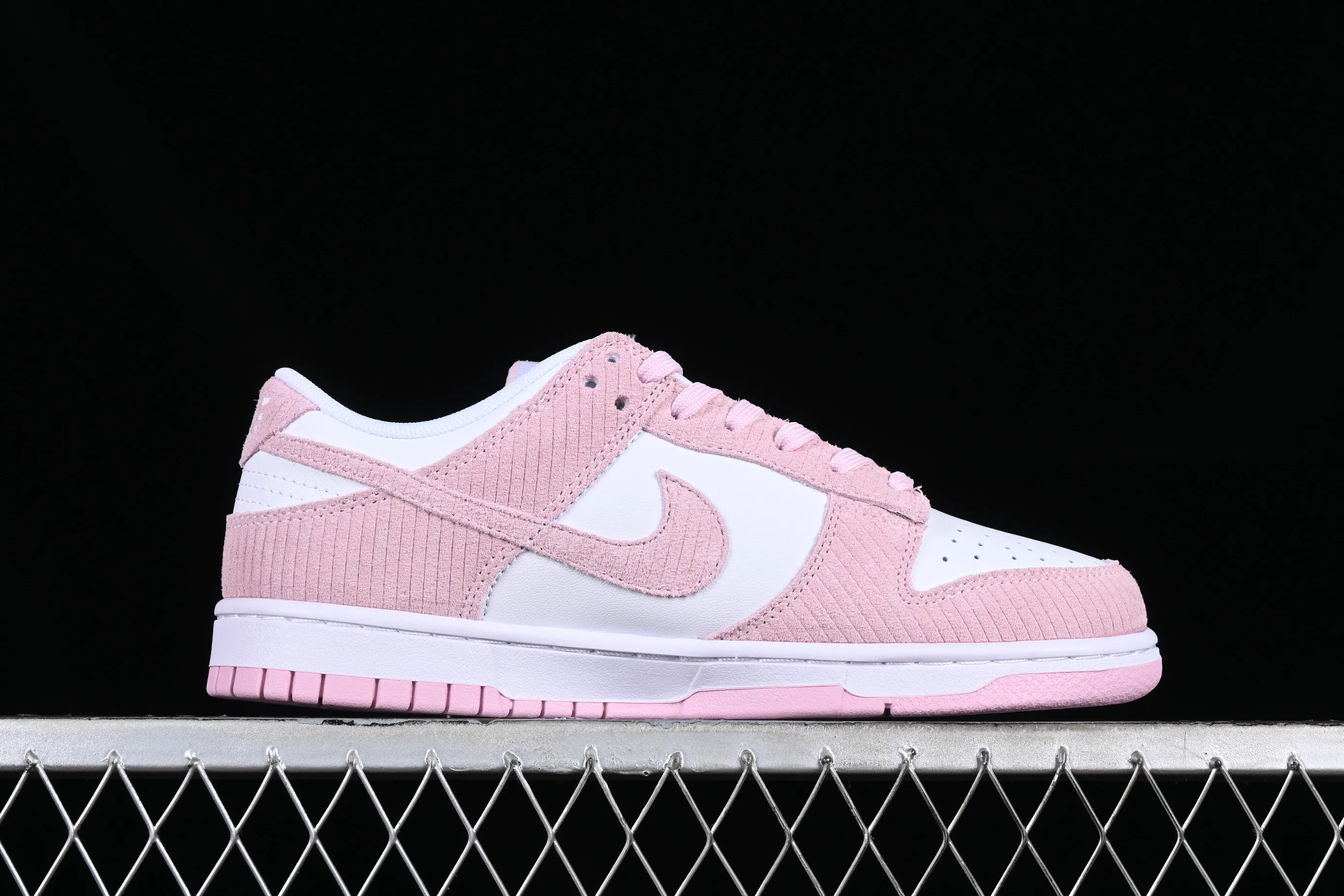 All categories Nk SB Dunk Series Nk SB Dunk Low low-top sneakers Cost-effective version Nk Dunk Low "Pink Corduroy" dirty pink corduroy SB low-top sports and leisure sneakers FN7167-100